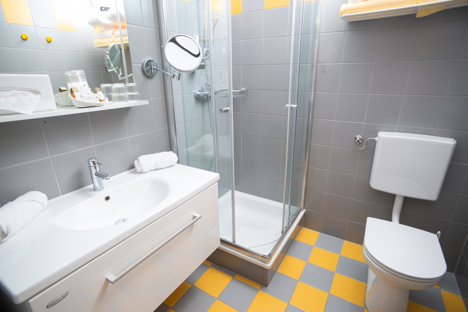 Bathroom of Suite Typ A with shower, washbasin and WC