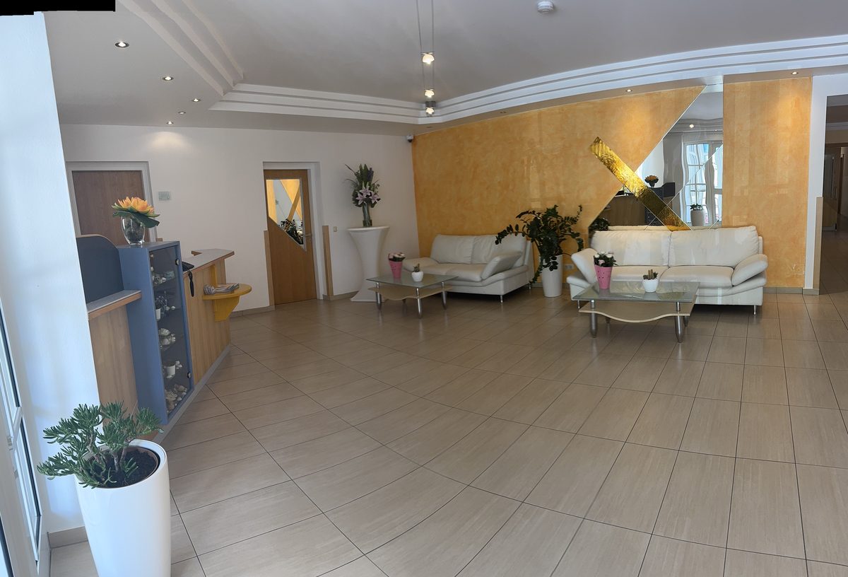 Lobby and lounge area of Strandhotel Faak