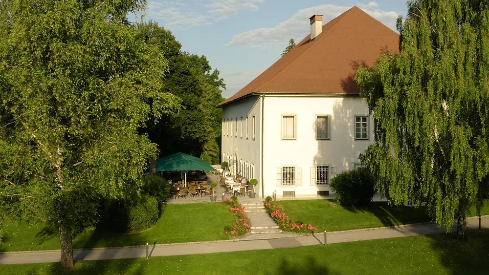 Schloss Finkenstein with garden and terrace at the golf course