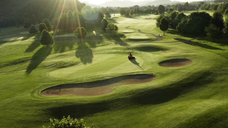 Morning light over the greens and bunkers at Golfclub Schloss Finkenstein