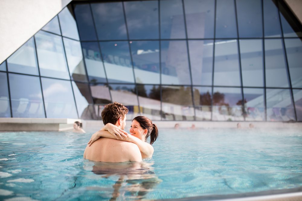 Couple in the thermal pool at the KärntenTherme in Warmbad-Villach