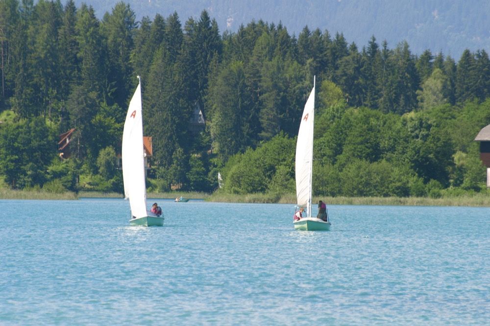 Sailing boat on the turquoise-green Lake Faak