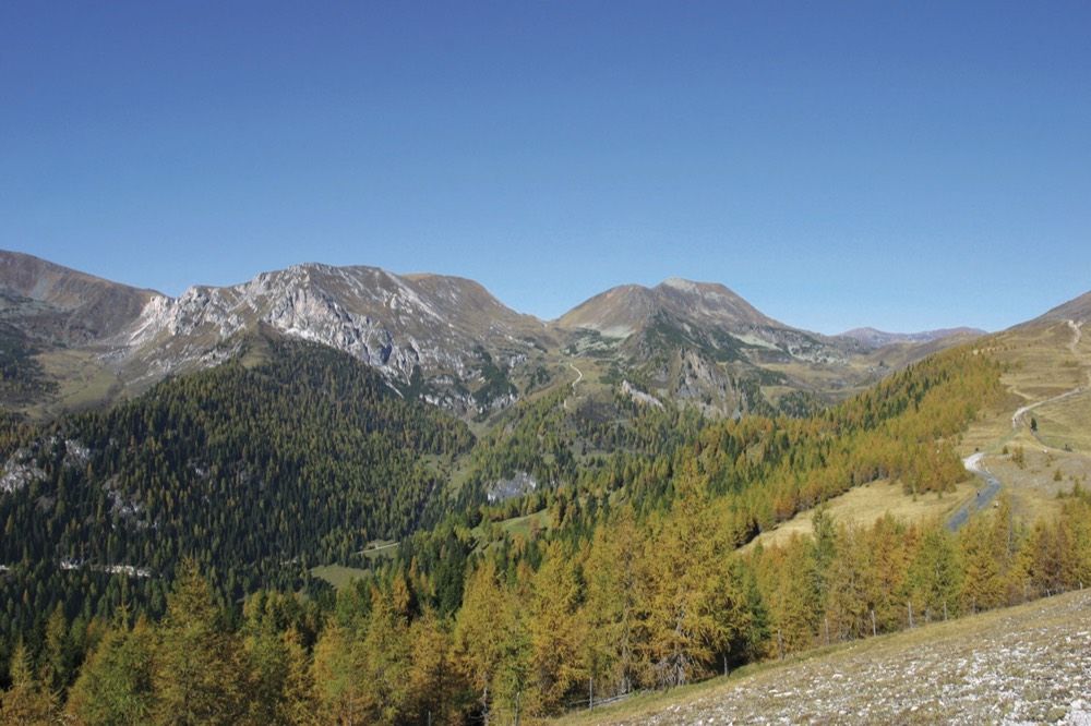 Hike with autumn colours around Lake Faak